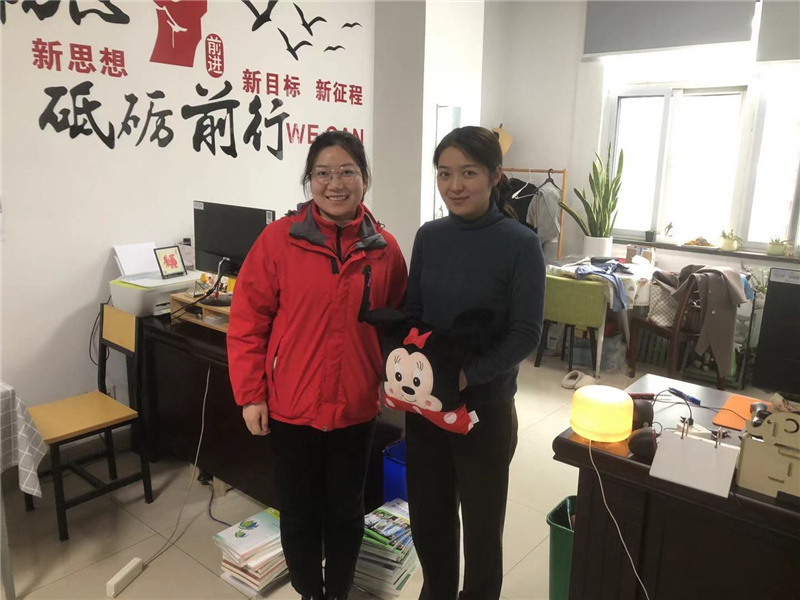 给农校团委老师送上节日小礼物.jpg