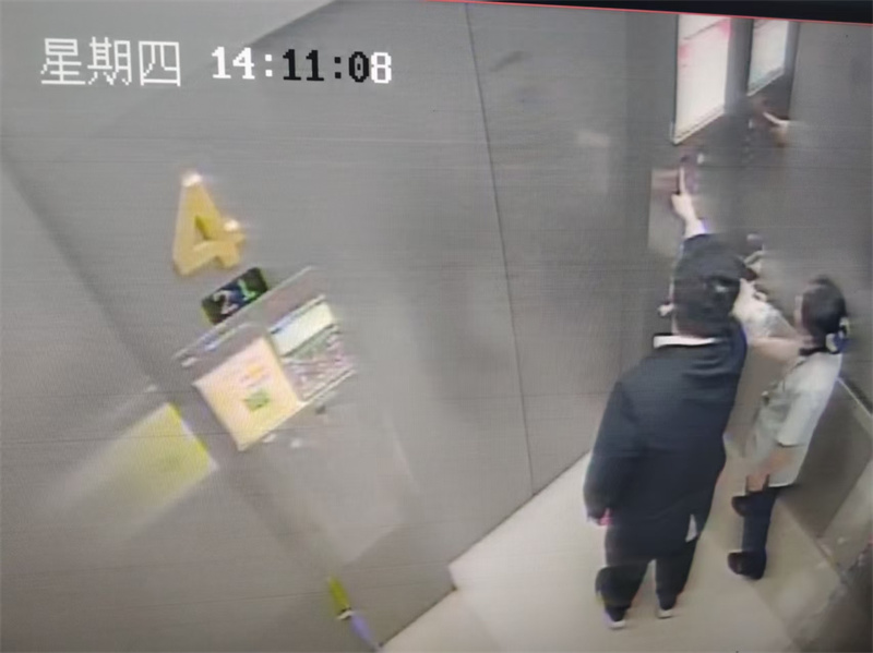 电梯被困照.jpg
