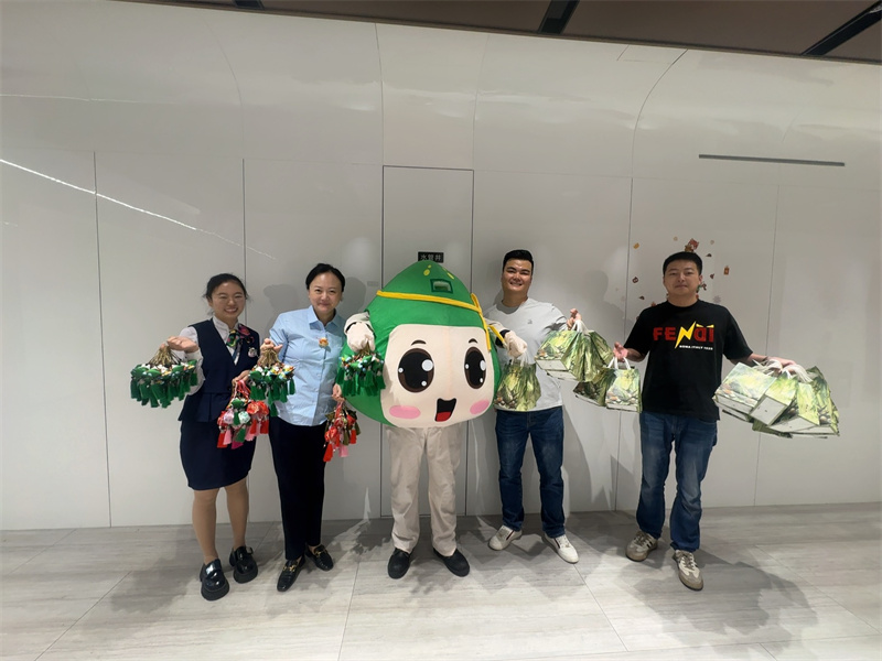 右-港弘嘉运营管理负责人.jpg