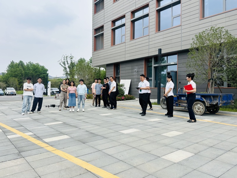 演示操纵无人机.jpg.jpg