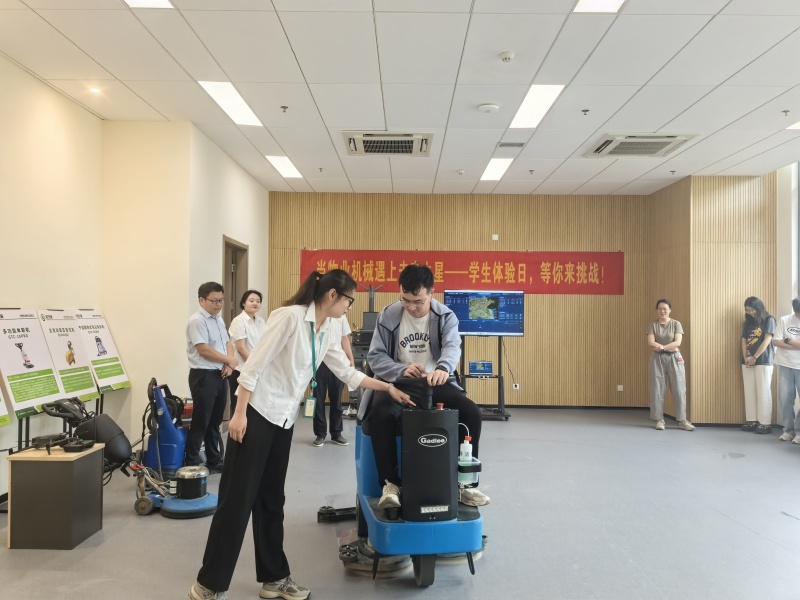 驾驶洗地机.jpg.jpg