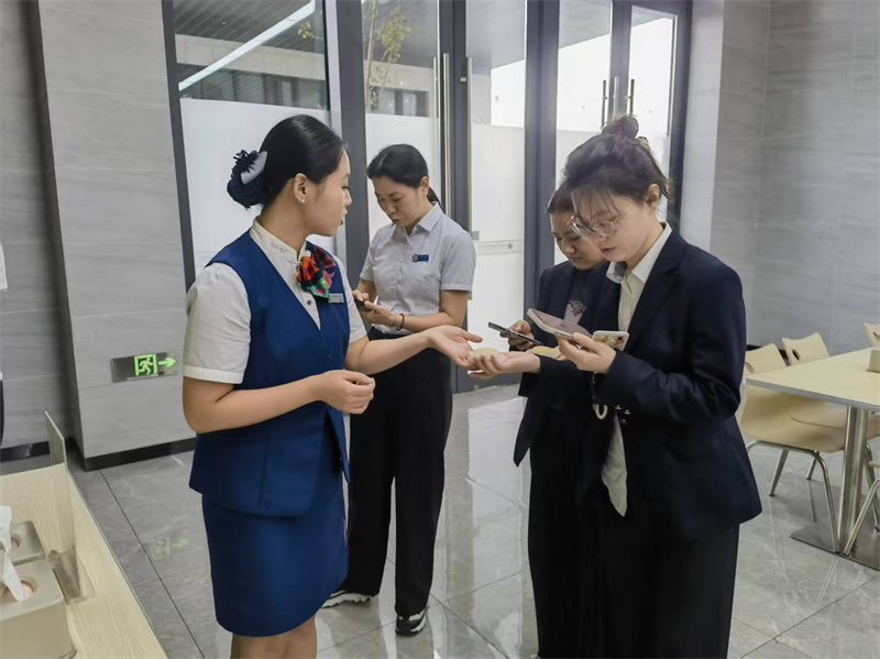 为参与测评的甲方人员送上精制的鲜肉月饼.jpg