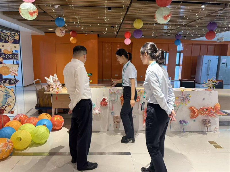 向行长介绍现场活动.jpg