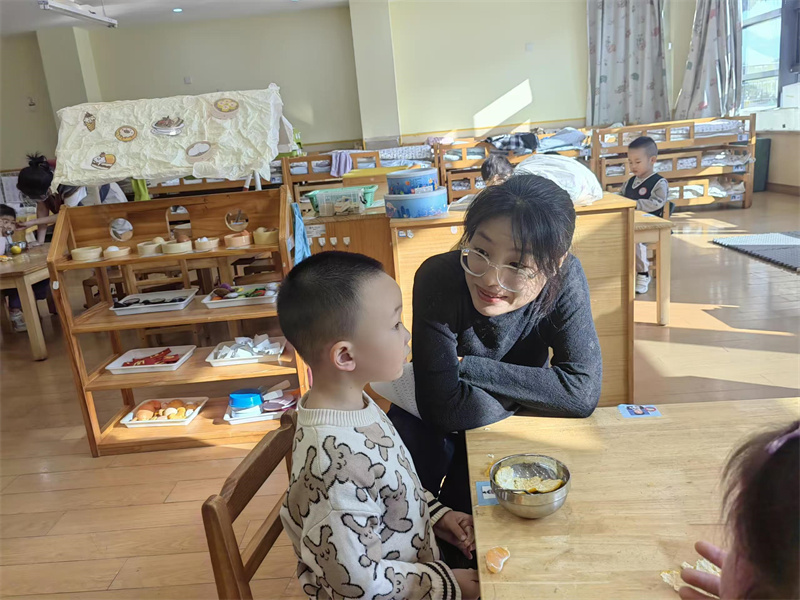 1761807474191542.jpg ”行骗“攀谈中.jpg