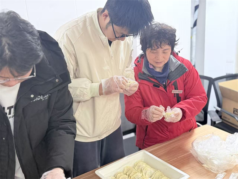 阿姨指导学生包饺子 (1).jpg