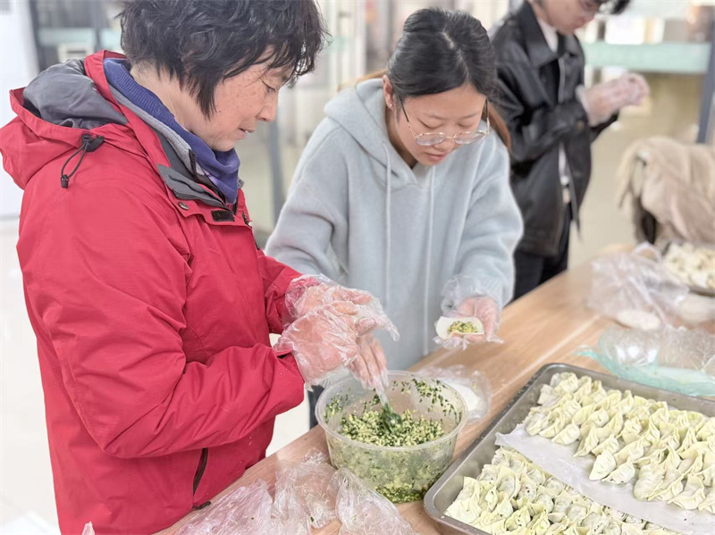 阿姨指导学生包饺子 (4).jpg