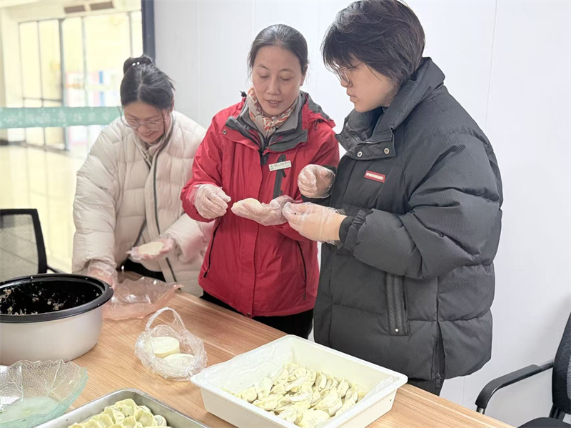 阿姨指导学生包饺子 (6).jpg