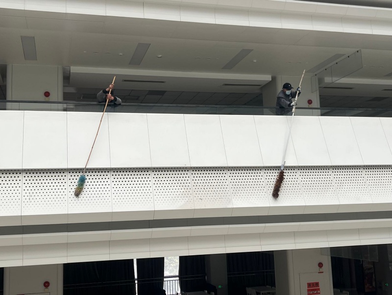 1772497949582208.jpg 图书馆装饰面清扫.jpg