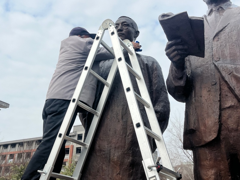 1772498340128837.jpg 清洗三杰雕像.jpg