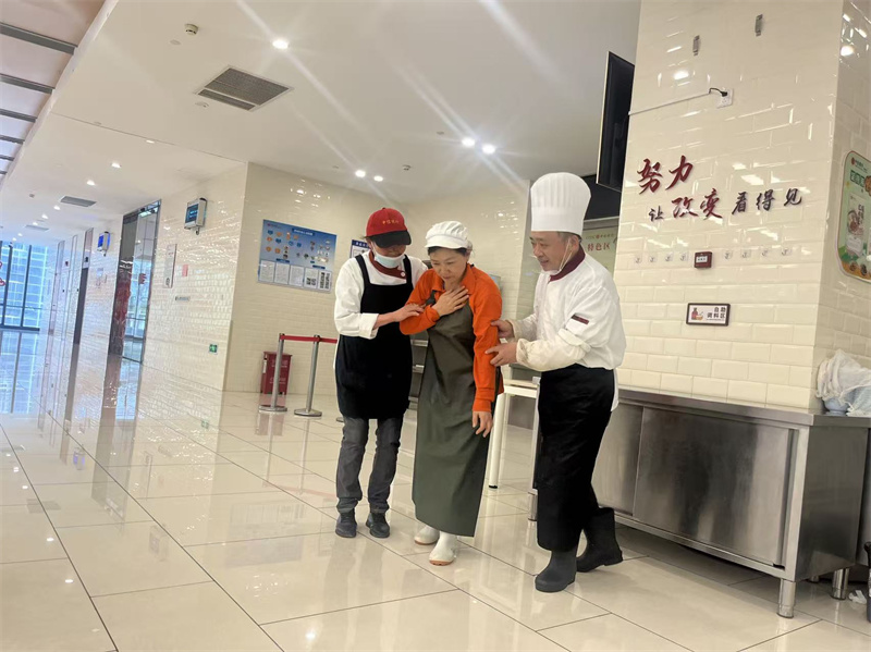 1776241867473558.jpg 搀扶食物中毒人员.jpg