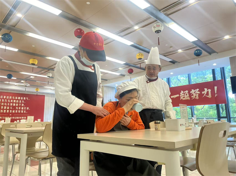 1776241878349759.jpg 实施催吐.jpg