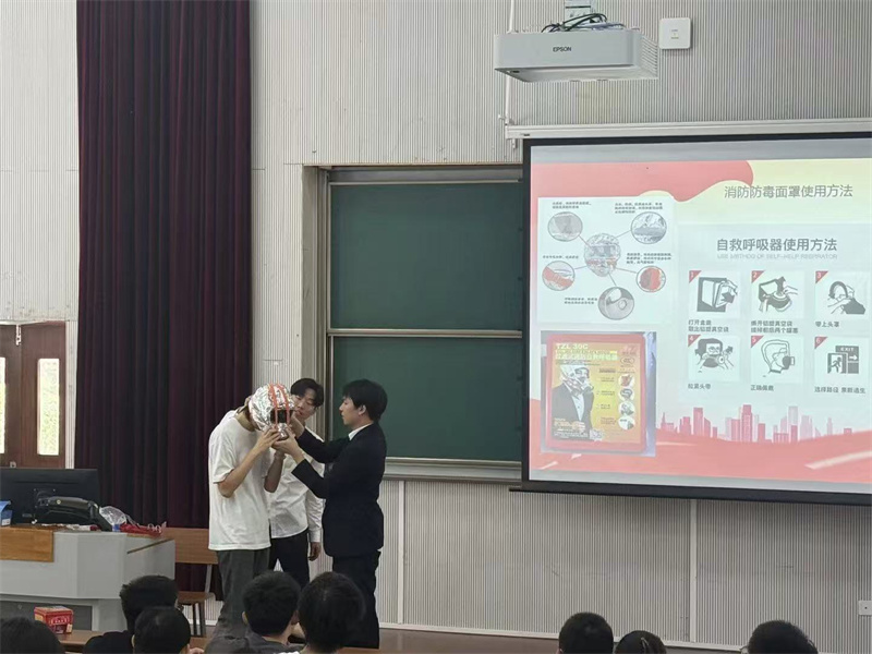 1779430780133482.jpg 现场讲解消防面罩使用方法.jpg