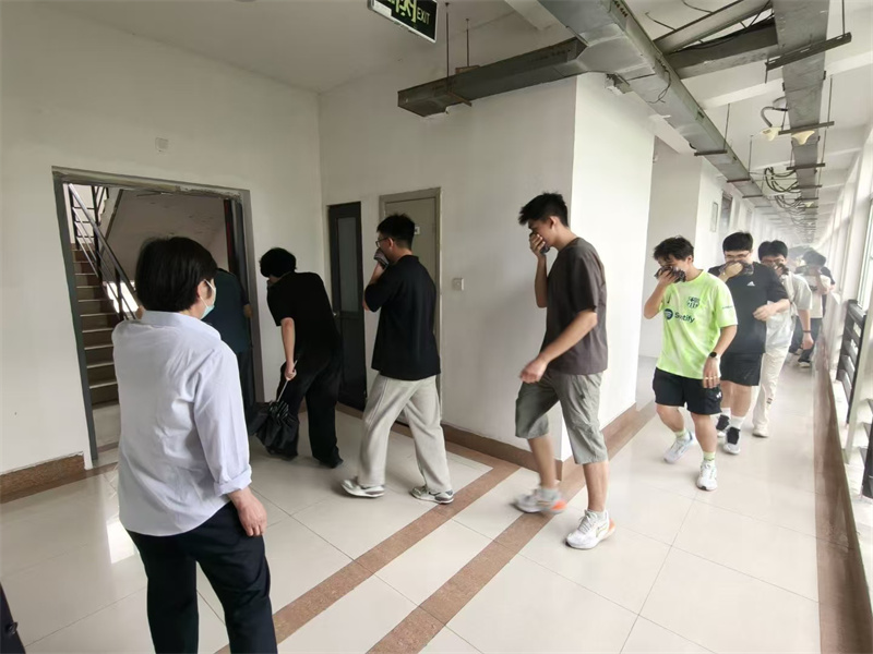1779430826922066.jpg 值班员指挥学生疏散.jpg