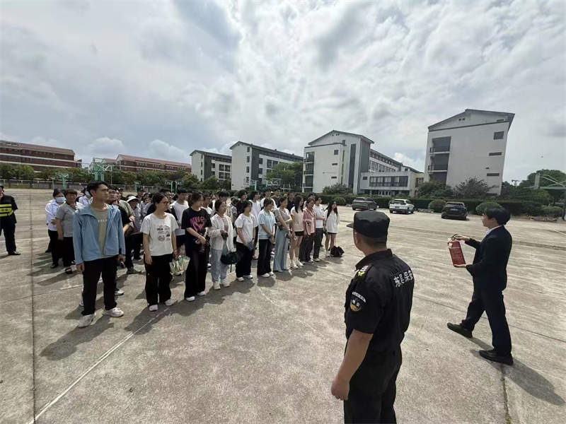 1779430855595132.jpg 现场讲解灭火器的使用方法.jpg