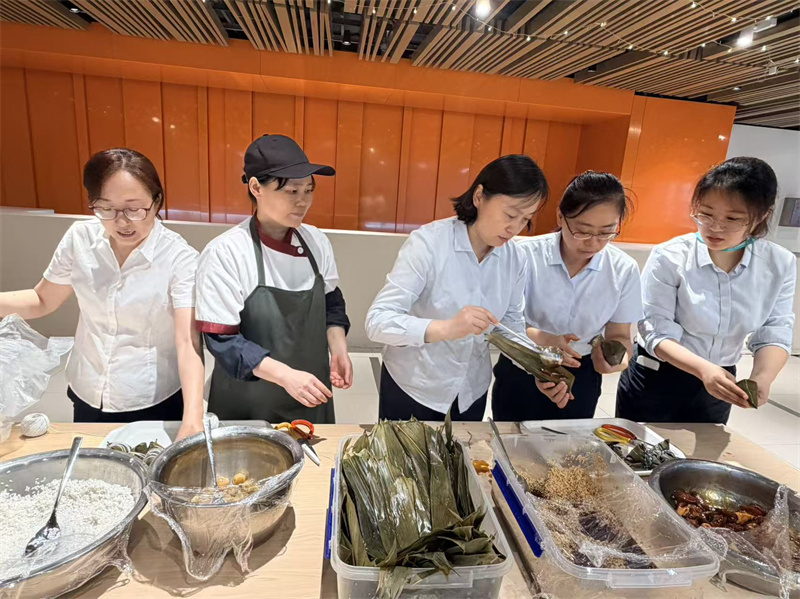 业主包粽子.jpg