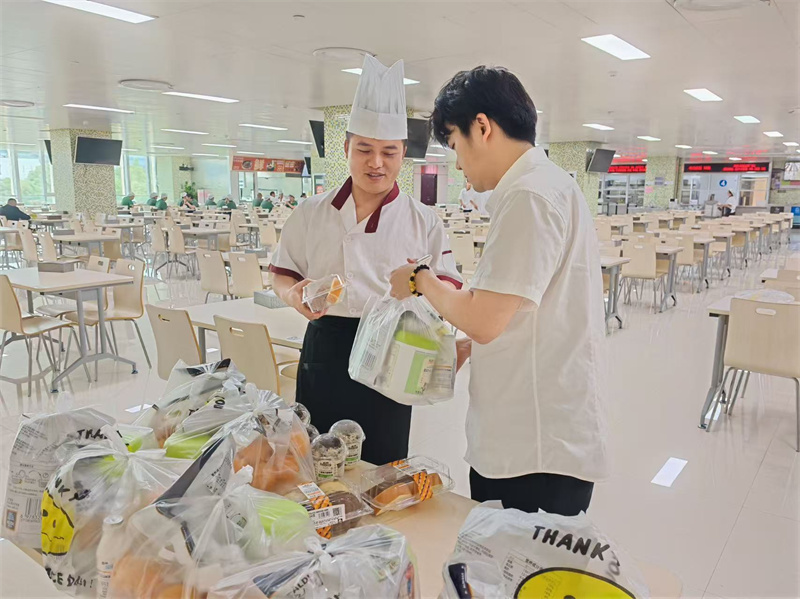 礼品发放.jpg