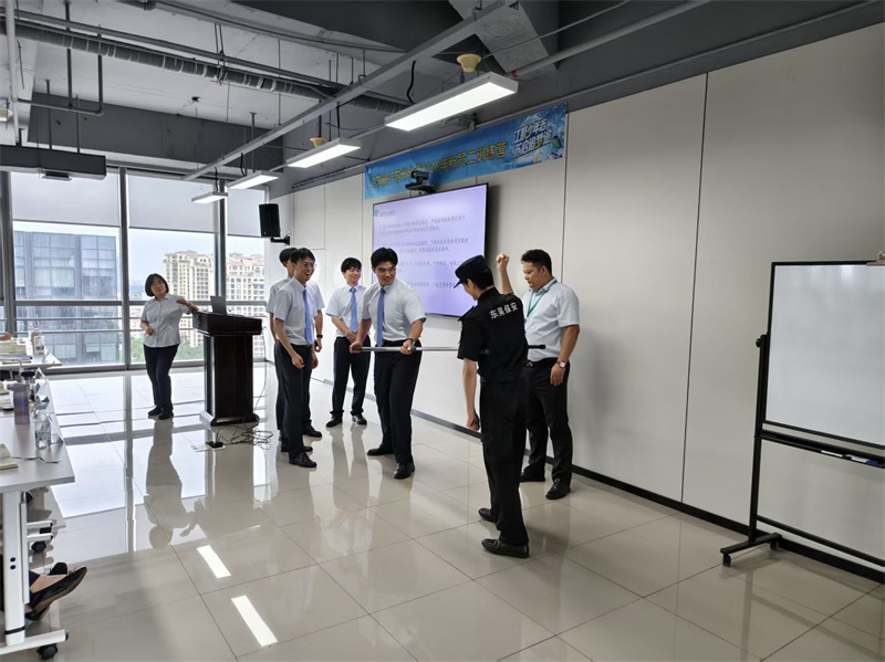 实操使用防暴钢叉.jpg