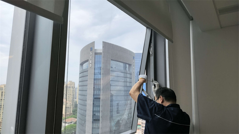 1783677726164929.jpg 对所有窗户进行检修.jpg