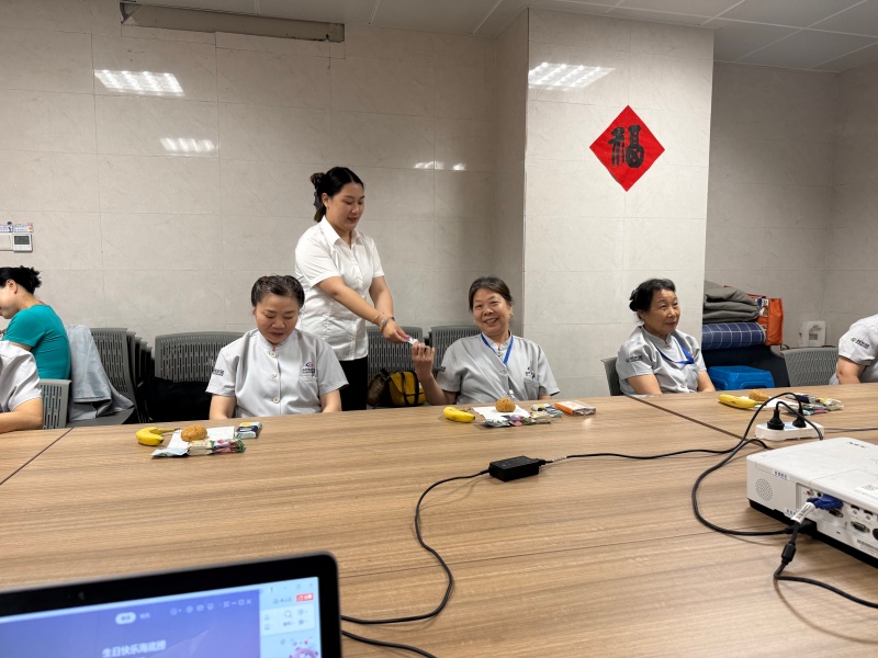 1785994999283576.jpg 给员工发放游戏奖品_1.jpg