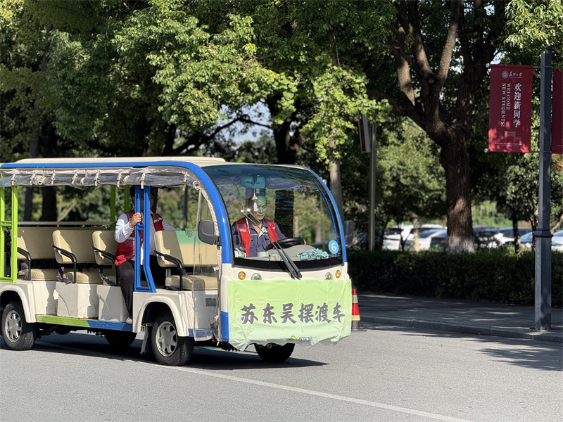 启用摆渡车，为报到新生提供接送服务，直达宿舍区.jpg