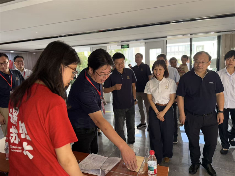 王校带队检查迎新现场以及新生报到工作，并深入新生宿舍开展慰问.jpg