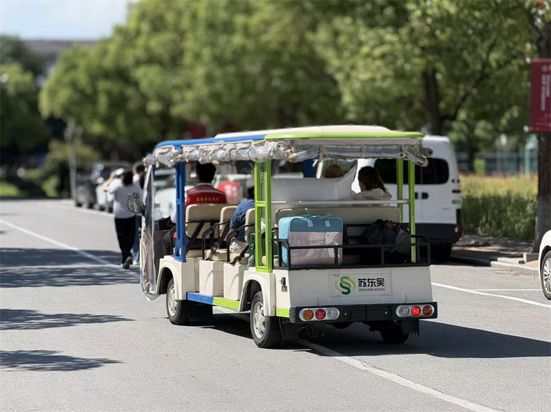 启用摆渡车，为报到新生提供接送服务，直达宿舍区2.jpg