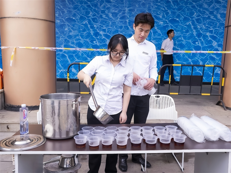 1790753056233309.jpg 发放姜汤.jpg